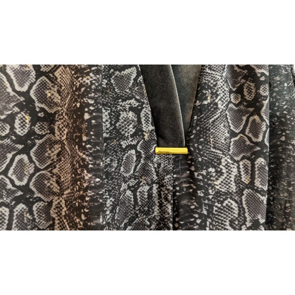 Women's T Tahari V-Neck Snake Print Sleeveless Gold Chain Accent Blouse Small - Picture 6 of 12